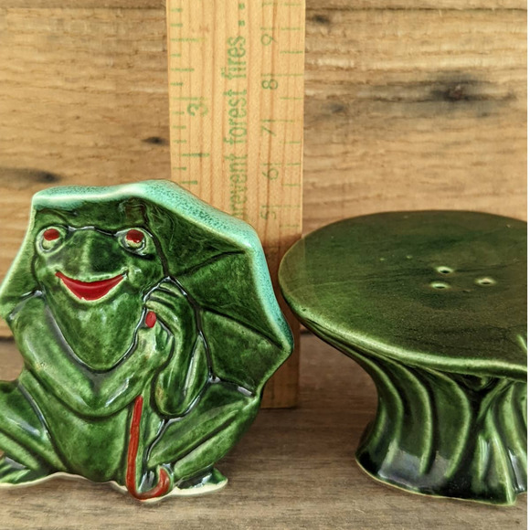 Vintage Frog on Lilypad Salt and Pepper Shaker Set - Picture 8 of 10